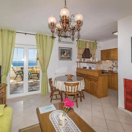 Beautiful Apartment In Okrug Gornji Трогир