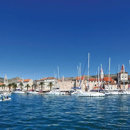 Beautiful Apartment In Okrug Gornji