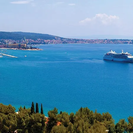 Beautiful Apartment In Okrug Gornji Трогир